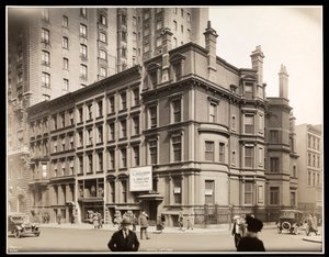 De buitenkant van het Aeolian Company Building, noordoostelijke hoek van 54th Street en Fifth Avenue, New York, 1925 door Byron Company